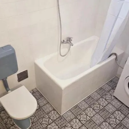 George Central Apartment Split